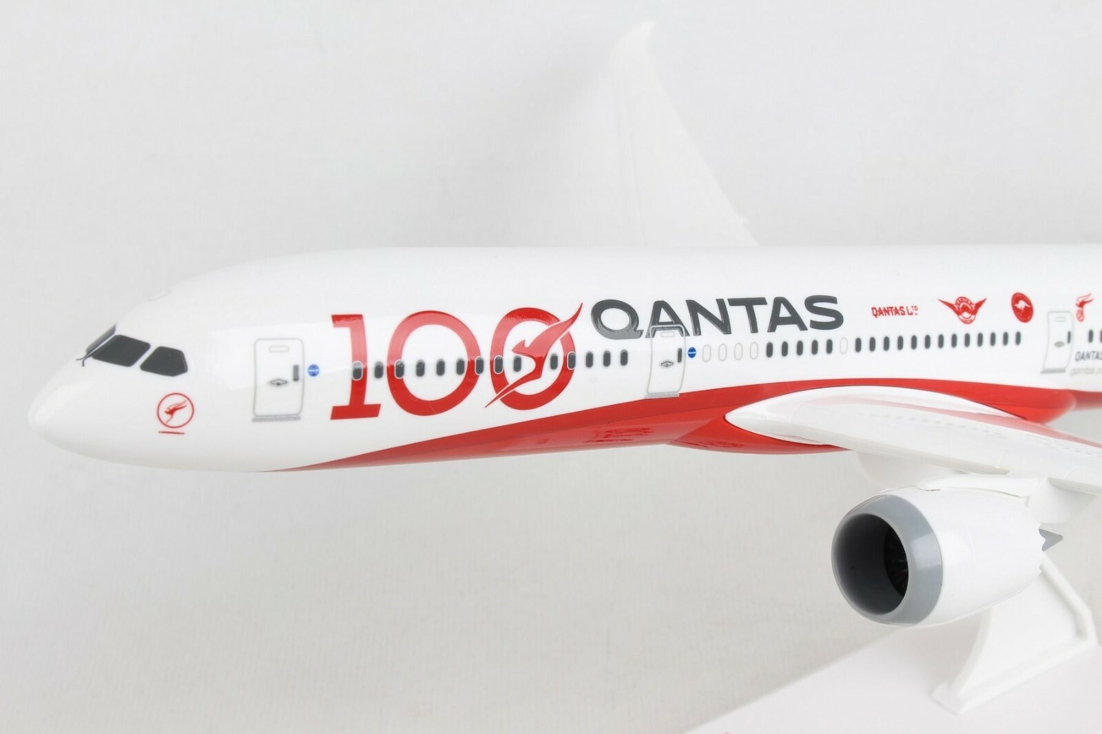 Skymarks SKR1044 Qantas Boeing 787-900 100th Annv Desk Top Model 1/200 Airplane
