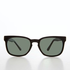 Square Vintage Sunglass with Black Classic Frame and Keyhole Bridge - Hudson