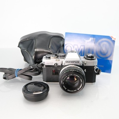 Olympus OM10 analoge Spiegelreflexkamera 35 mm + ZWEI Objektive Kit manueller Fokus Vintage getestet