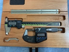 Mitutoyo Digital Micrometer 293-340-30  Caliper 500-196-130 Set