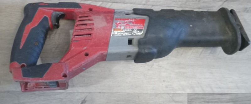  Milwaukee 2620-20 M18 Cordless Sawzall Reciprocating Saw FOR PARTS OR REPAIR 