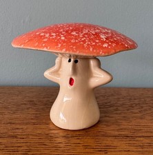 Petit homme champignon en céramique
