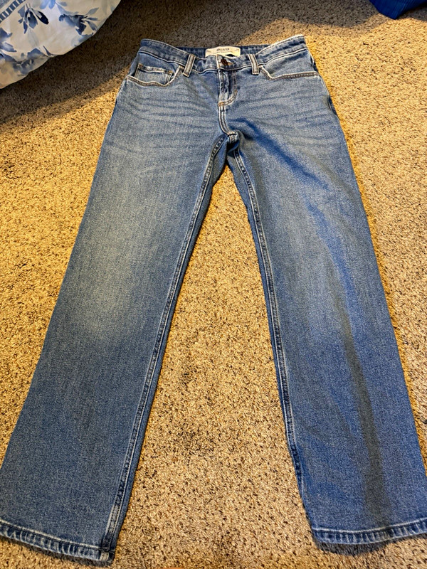 Hollister Women’s Low Rise Relaxed Straight Blue Medium Wash Denim Jeans