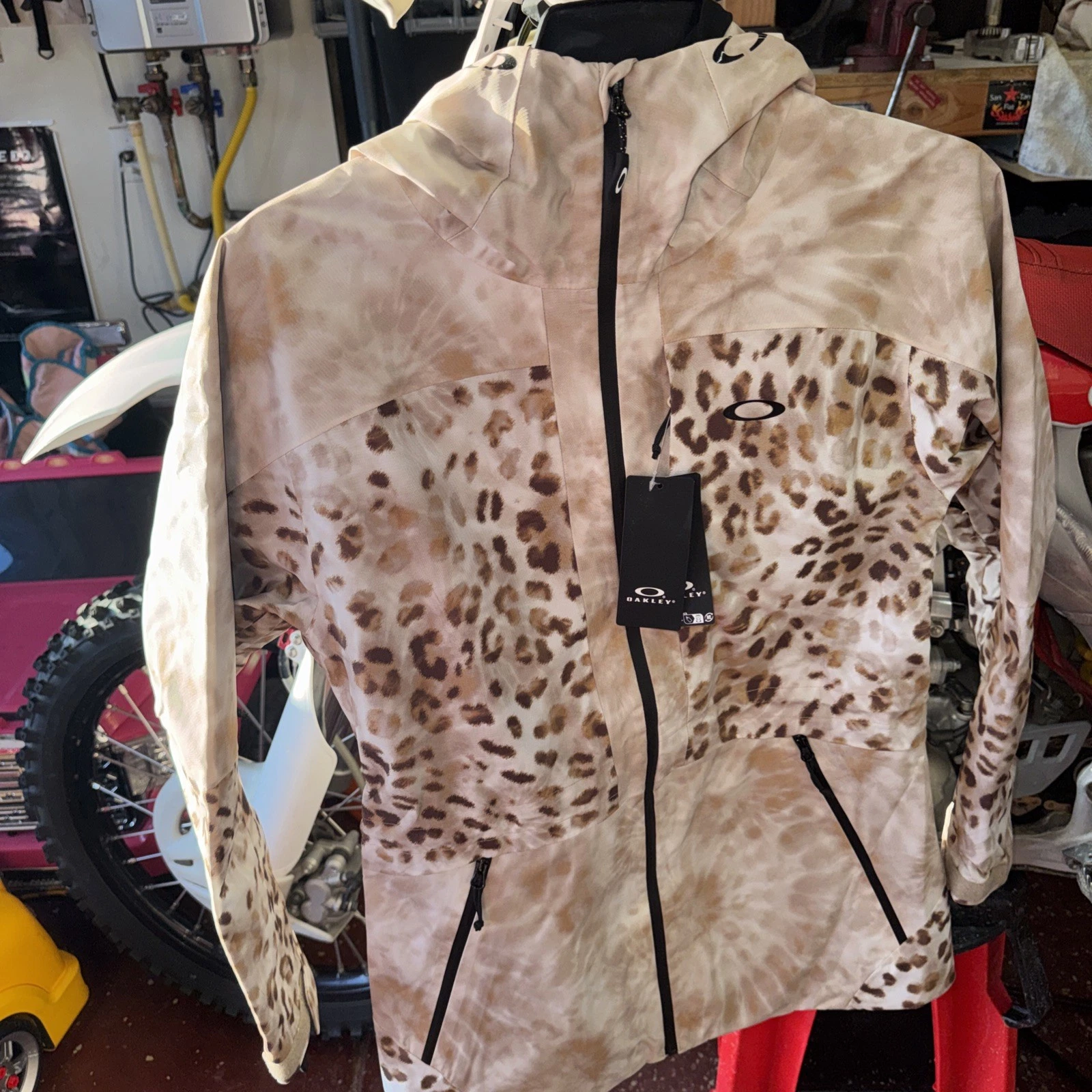 Oakley TC Juno Reduct Shell Snow Board Jacket Cheetah Print Size Small Womans
Opens in a new window