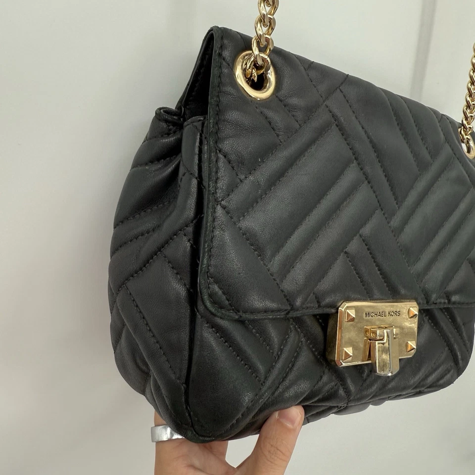 Bolso de Hombro Michael Kors Peyton Mediano Negro Acolchado Diseñador Dorado Foto 4 de 4