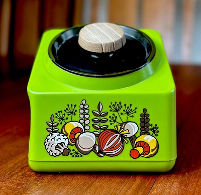 Vintage 70 s Green Rubbermaid Canister  Candy Cookie Jar Harvest 10 Cup Retro