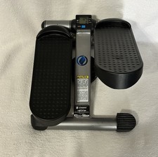 Schwarzer Stanura Mini Stepper mit elektronischem Fitness Monitor positioniert