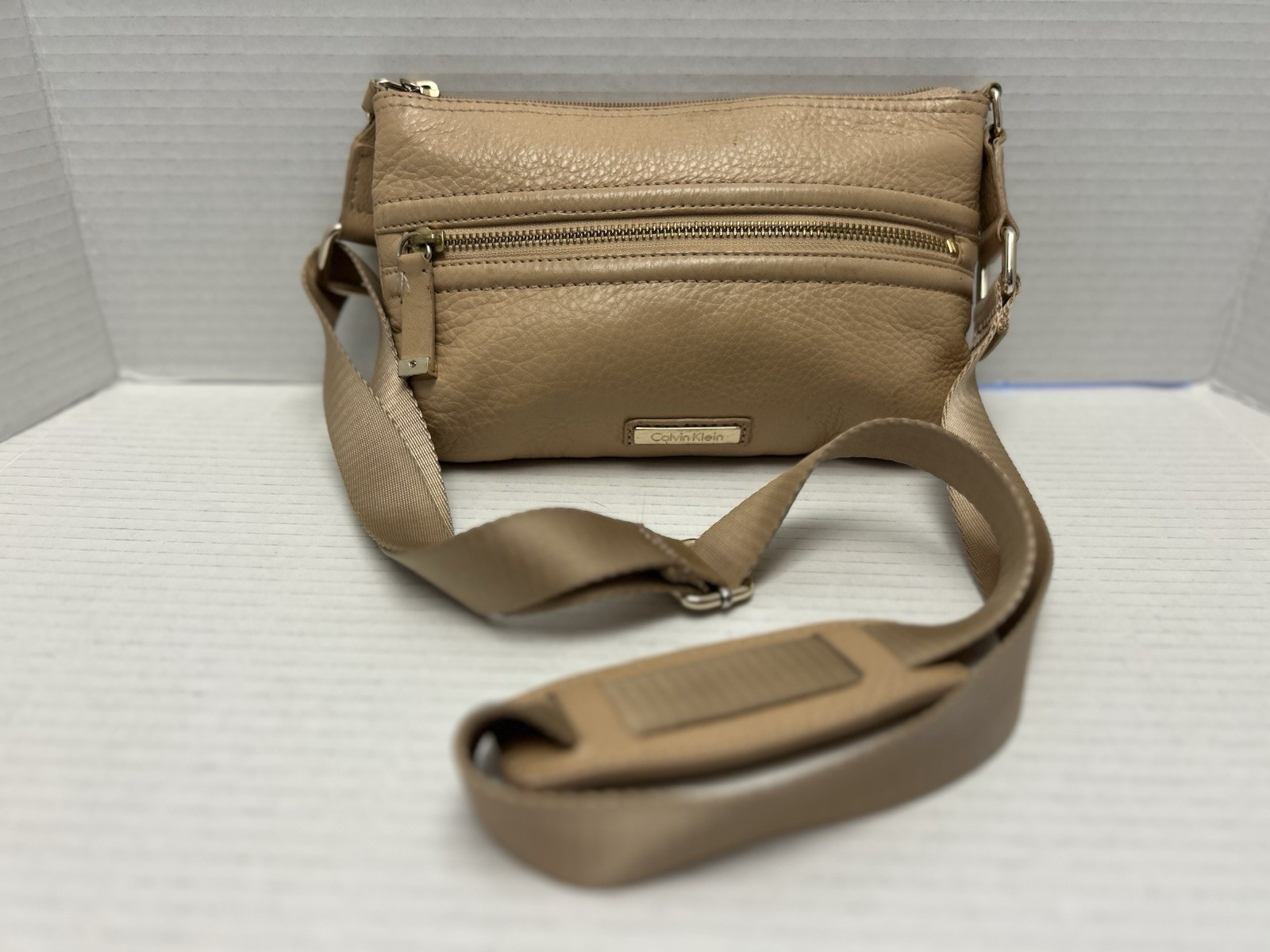 Calvin Klein Genuine 100% Pebbled Leather Small Beige Zip Crossbody Purse Logo