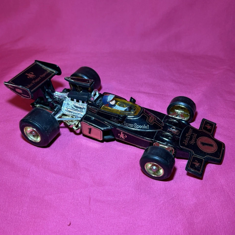 18:1 Corgi Toys 190 Lotus Formula 1 JPS John Player Special Car with Box - Image 2 of 4
