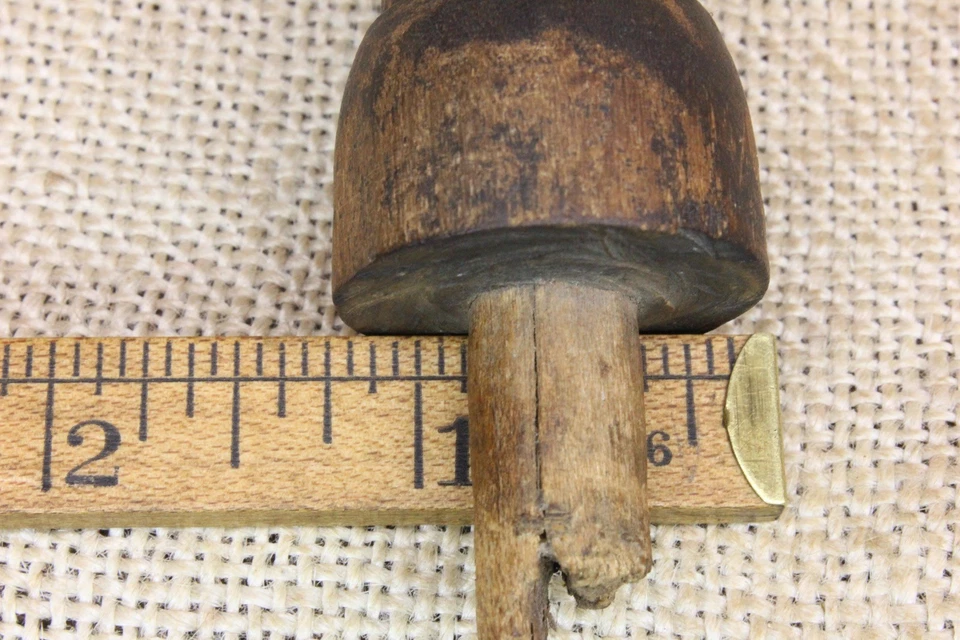 Antiguo gancho para coctelera de madera de pino de 1800 acabado primitivo de nogal oscuro Foto 4 de 4