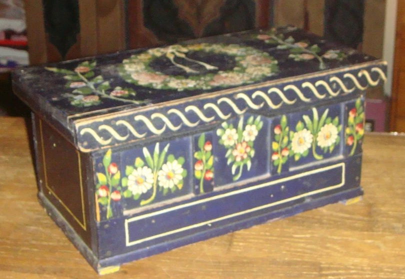 alte bemalte kleine Truhe / Holztruhe / Andenken-Truhe voll m. hunderten Knöpfen - Bild 4 von 4