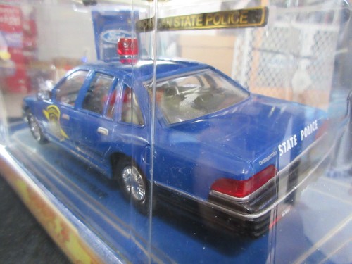1:24 Code 3 Michigan State Police 1994 Ford Crown Victoria & Patch - Picture 6 of 11