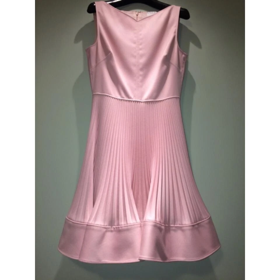 Abito Valentino Techno Couture aderente a pieghe e svasato $2.980 00 (taglia: 40EU 6US)