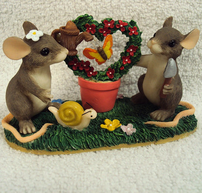Charming Tails Keeping Our Love Alive 89/710 Mouse Figure Heart Flower Plant