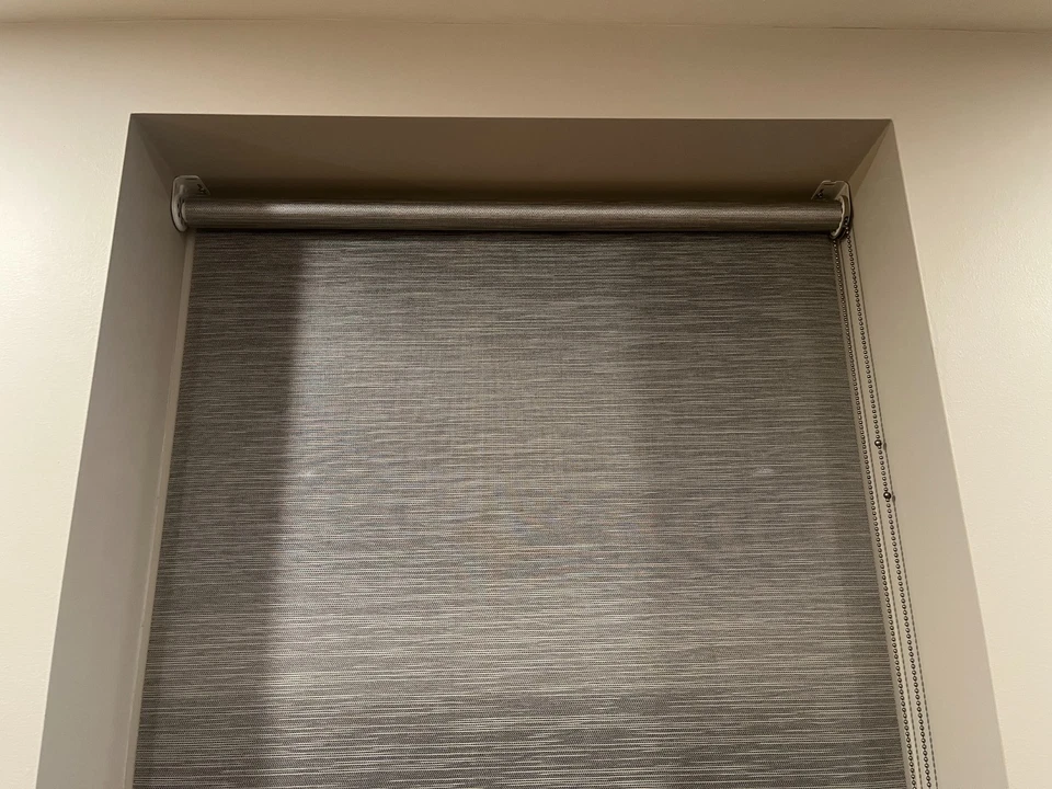 Hunter Douglas Silver Designer Roller Shade (33,25 pulgadas de ancho x 64 pulgadas de largo) Foto 2 de 4