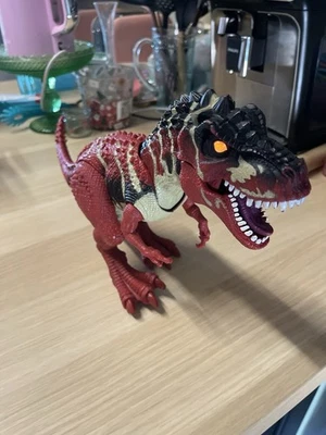 T-rex Rouge Jurassic World  Figurine Articulée Electronic Chap Mei 2008 - Photo 1/4
