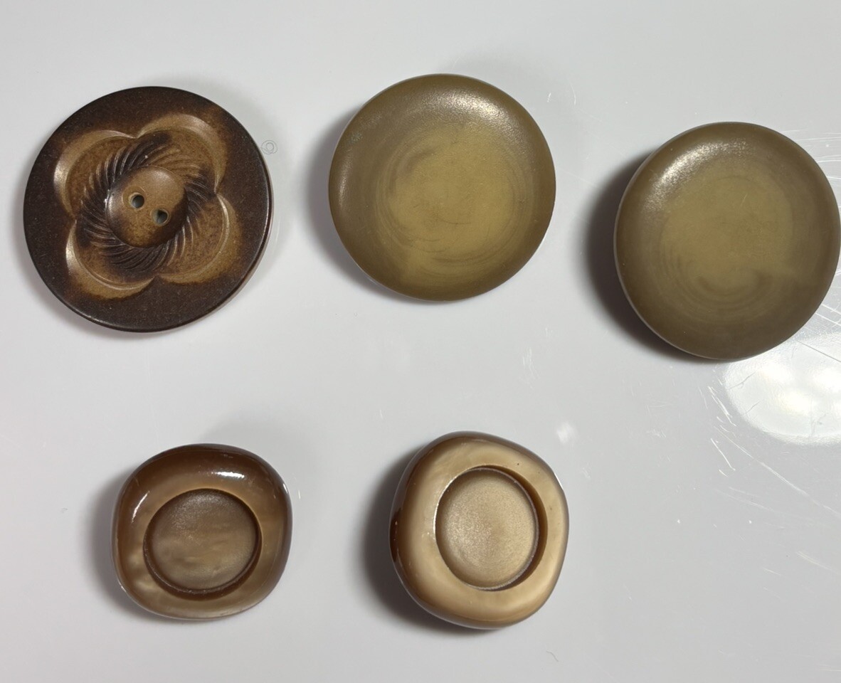Buttons 5 round brown tan and cocoa 2-hole shank  1 to  1 1/2 "  VTG