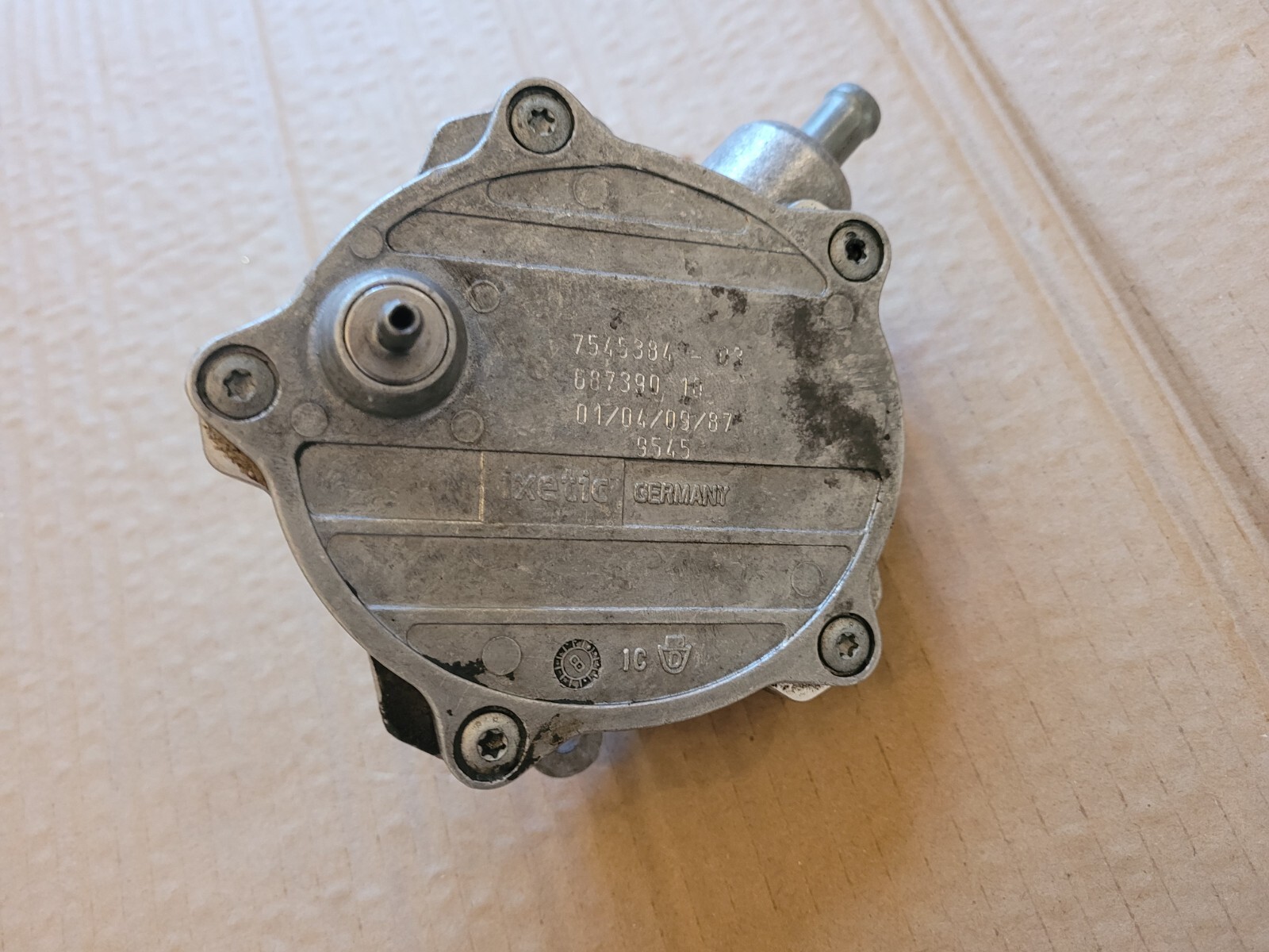 20042010 BMW E60 E61 E63 E70 X5 N62 4.8L Engine Motor Vacuum Pump
