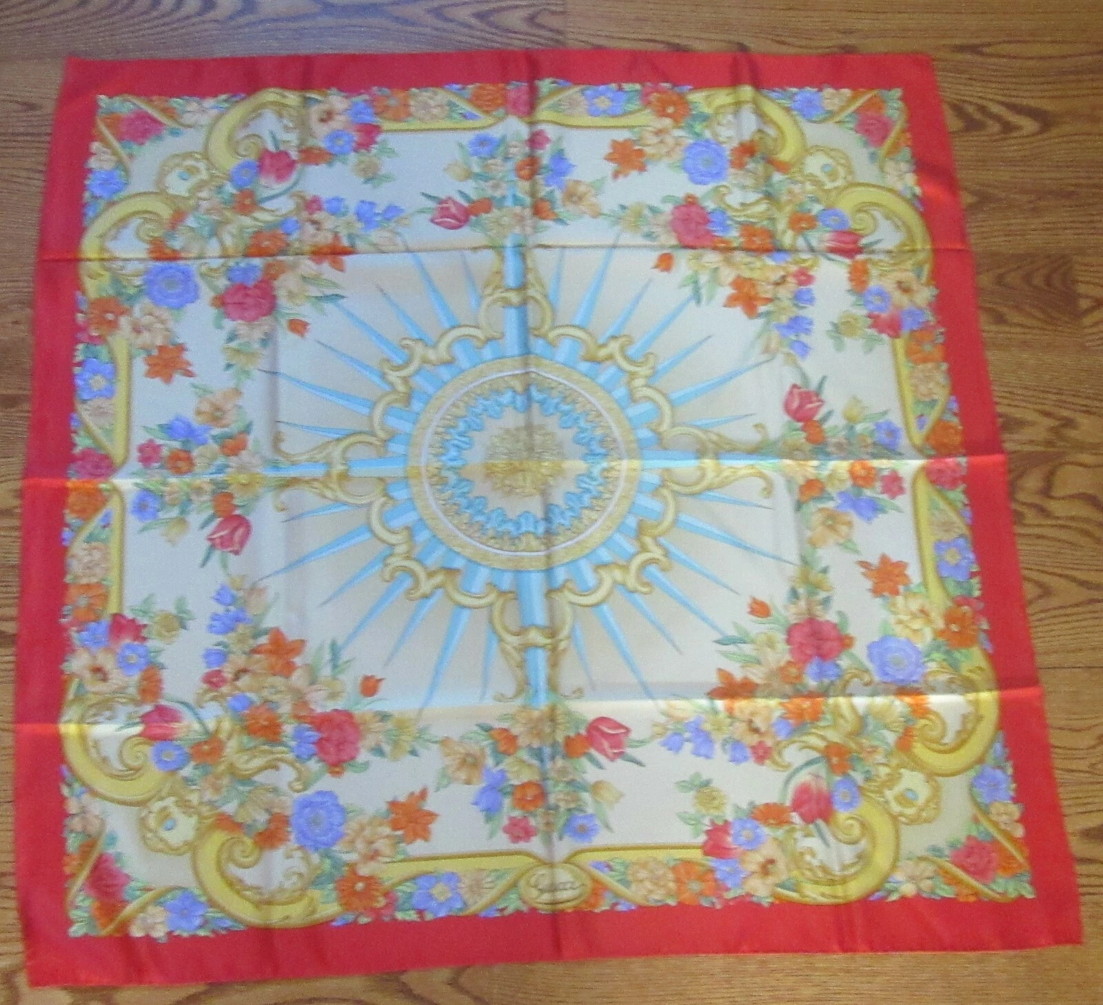 ancien foulard Gucci soie bordure rouge boussole rose botanique 35
