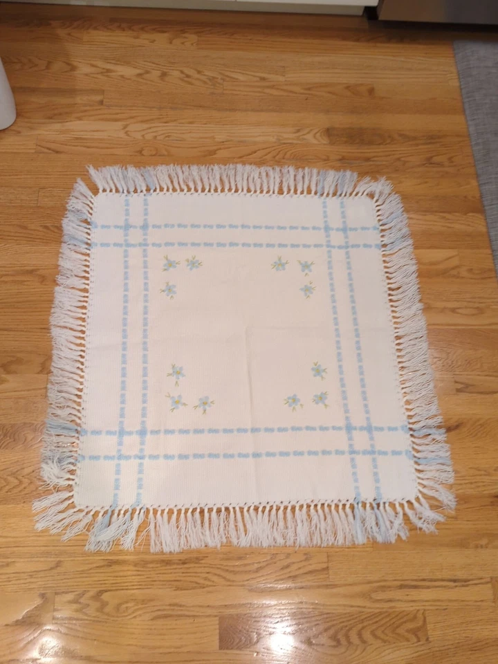 MANTA BEBÉ TEJIDA VINTAGE BLANCO ACRÍLICO AZUL FLORES RIBETE K50 Foto 3 de 4