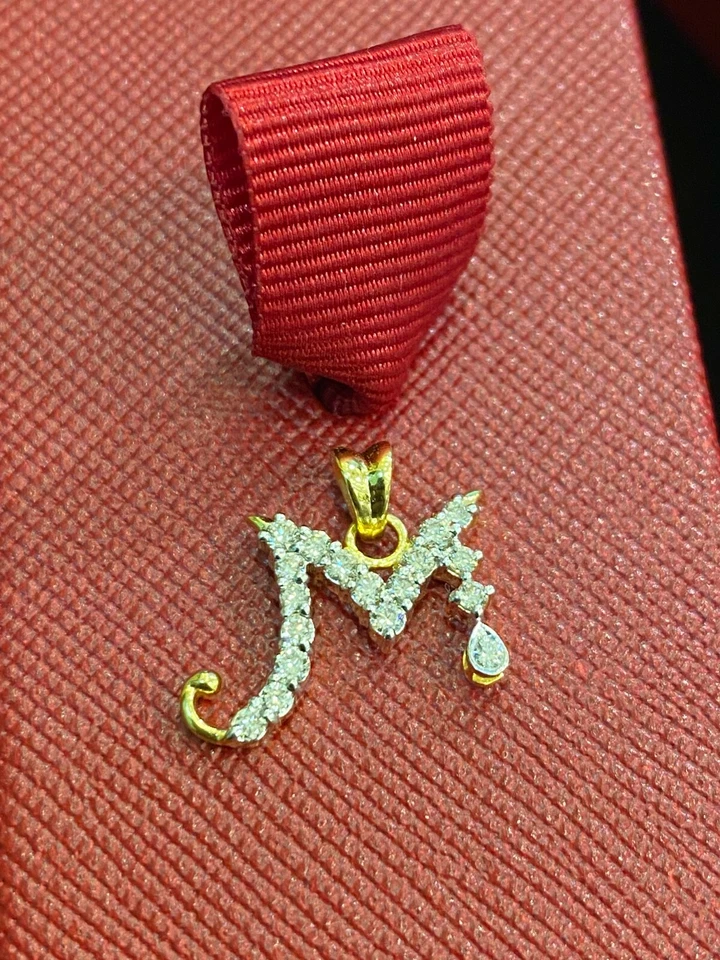 Colgante Pavé 0,50 Cts Redondo Corte Brillante Diamantes Inicial "M" En Oro 585 14K Foto 2 de 4