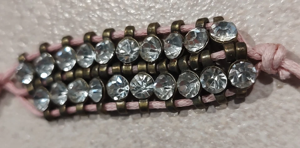 Brazalete Deco Rosa Fucsia Arco Estrás Hilo Amistad Color Dorado Moda Foto 4 de 4