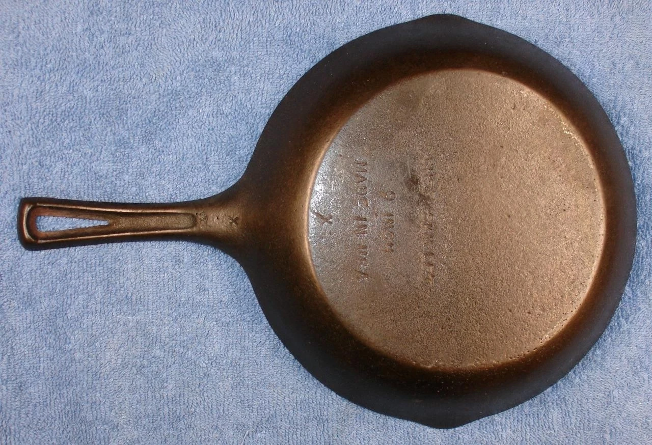 Vintage unmarked WAGNER 9" CHEF SKILLET thumb handle restored