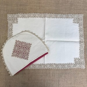 VINTAGE HANDMADE DECORATIVE WHITE BEIGE RED COTTON TEA COSY & PLACE MAT DOILY