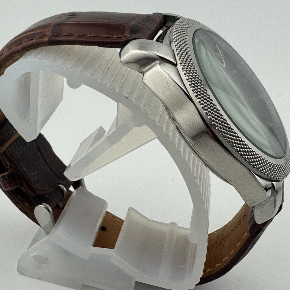 Кварцевые мужские часы Claiborne 30 м серебристые коричневая кожа день дата аналоговый новый аккумулятор - Изображение 3 из 4