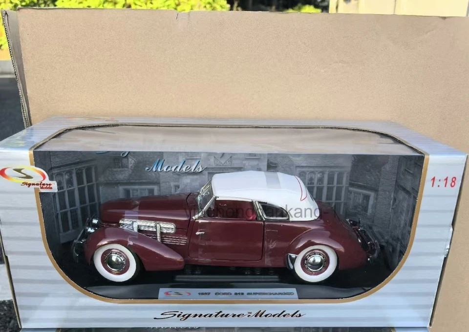 1:18 Red 1937 CORD 812 Classic Car Alloy Model - Image 2 of 4