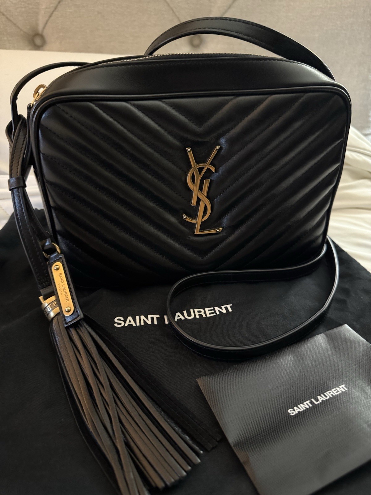 Borsa per fotocamera Saint Laurent Lou Medium YSL pelle nera con hardware oro in ottime condizioni