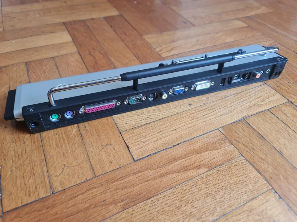 Estación de acoplamiento replicadora de puertos HP Compaq PR1001 DC367B Foto 2 de 4