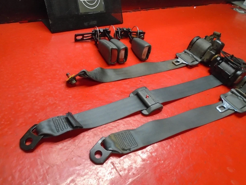 98 99 00 JUEGO CINTURÓN SEGURIDAD TRASERO VOLVO S70 OEM GRIS Foto 2 de 3