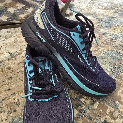Brooks Medical Hero Sneaker Größe 9 Neu im Karton