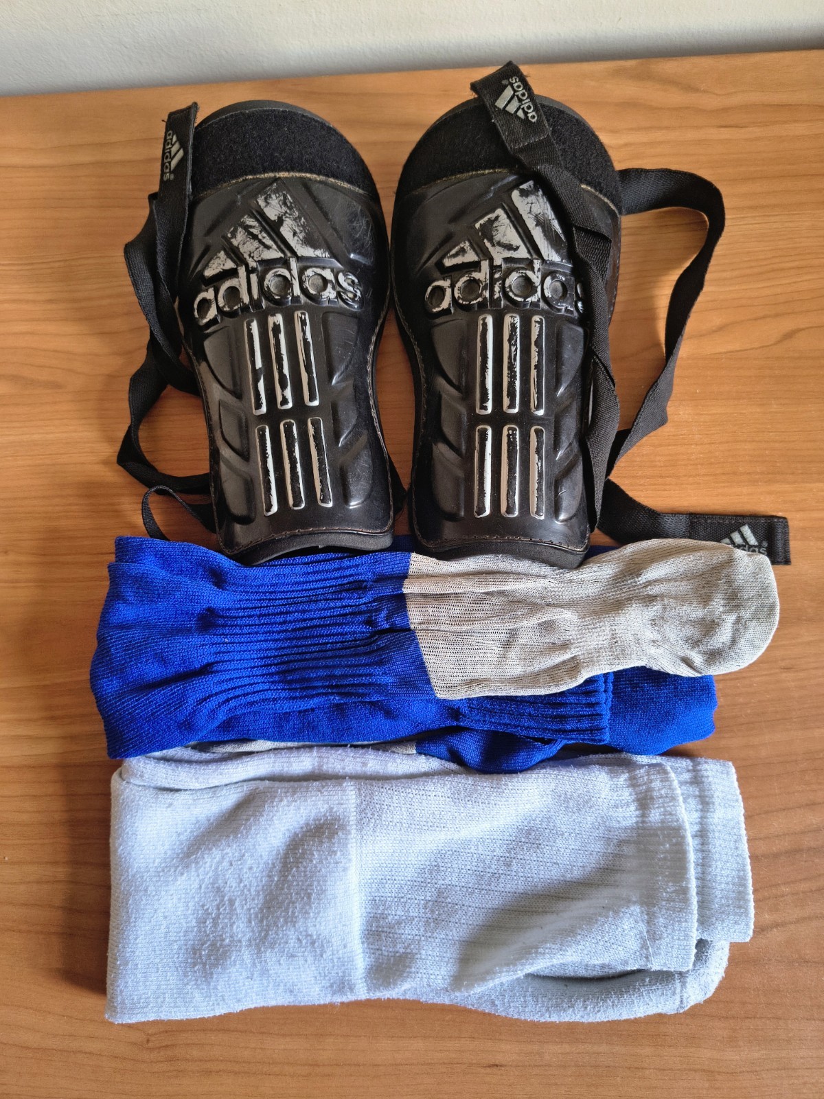 Kit Calcio : Parastinchi Adidas + 2 Paia Calzettoni da Allenamento