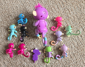 WowWee Fingerlings Monkeys Violet (works just fine), 10 Mini Monkeys & 1 Charm