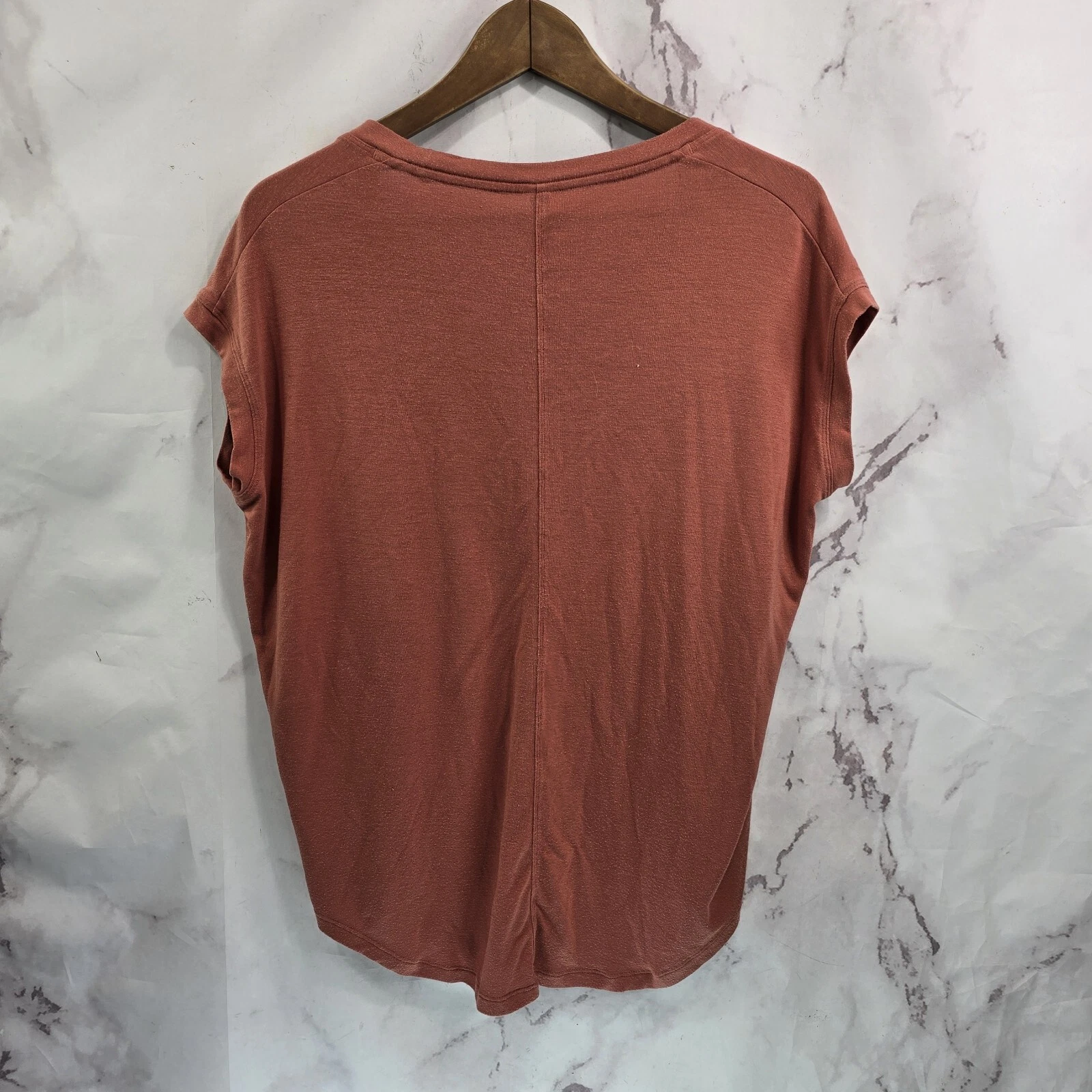 athleta cloudlight stratus scoop tee shirt