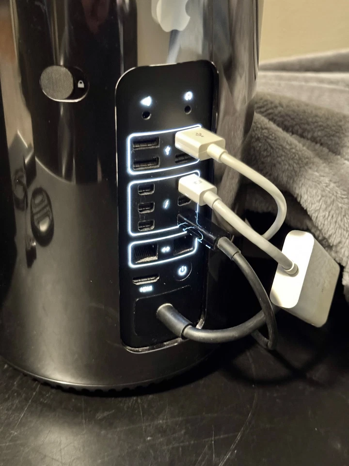 Apple MAC Pro A1481 / Xeon 6-Core 3.5GHz / 64GB / 500GB SSD / Dual FirePro D700 - Image 3 of 4