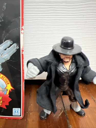 WWF Hasbro Red Card Series 8 The Undertaker With C...