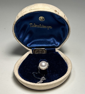 Spilla cravatta vintage con perle Takashimaya in scatola originale