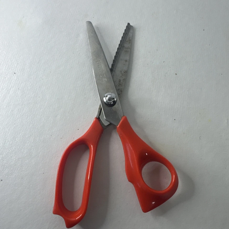 Used SINGER 9" Pinking Shears - Zig Zag Scissors for Fabric Good Condition. - Image 4 of 4