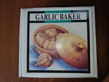Sassafras Superstone Garlic Baker