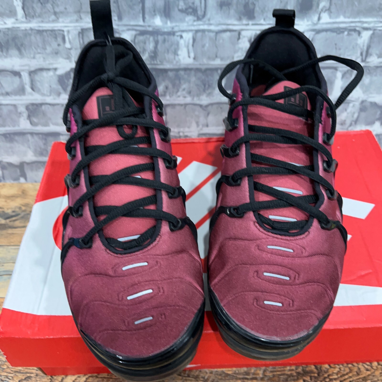 vapormax plus red hyper violet