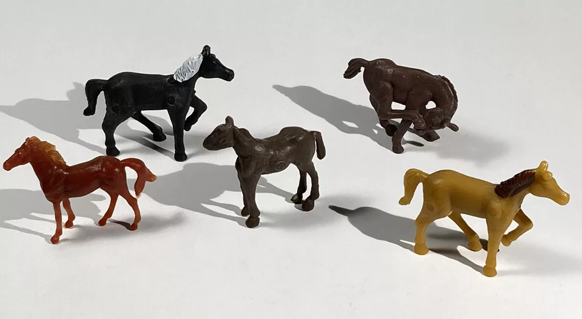 Vintage Style Plastic Toy Horse Lot Of 5 Horses Small Mix Retro