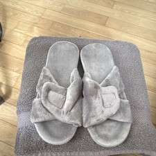 Damen-Pantoletten grau Kunstfell flauschig offene Zehenpartie flacher Absatz Gummisohle 9