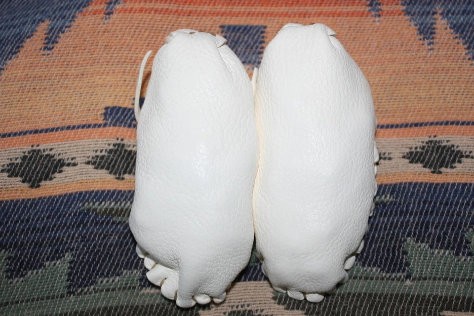Mocasines de bebé de cuero blanco nativo americano hechos a mano Foto 4 de 4