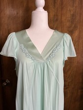VTG 1980's Mint Green Nylon V-Neck Pretty Cap Sleeves SZ M Nightgown NICE