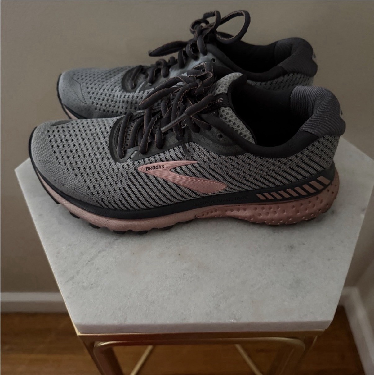 Brooks GTS XX Adrenaline Gray/Rose Size 7M Women’s Great Used Condition. thumbnail 3