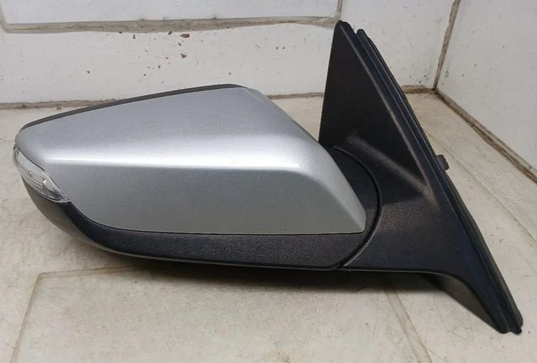 2016-2018 Chevy Malibu Right Passenger Side View Mirror Door Opt DWK Silver Oem