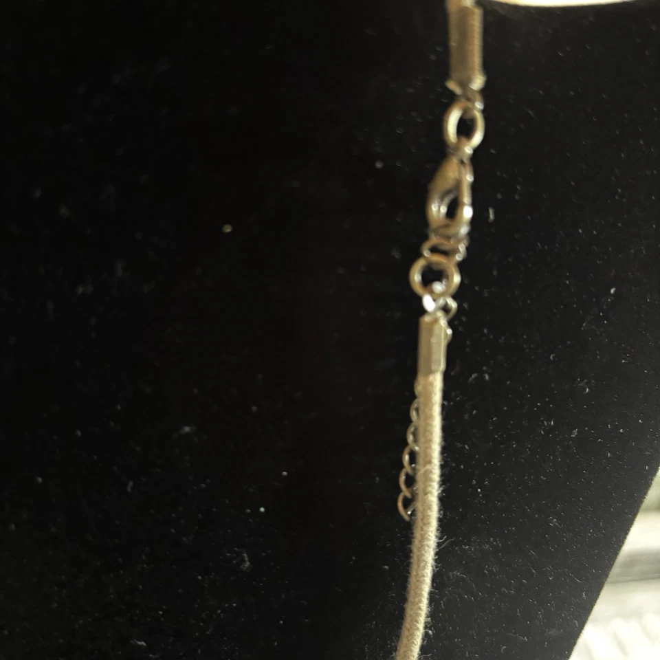 复古红色和青铜吊坠项链圆形浮雕珠子和水晶 — 第 4/4 张图片